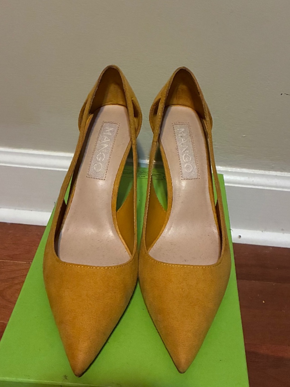 Mango pumps in mustard